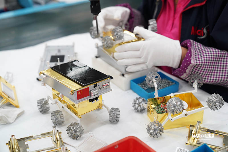 「嫦娥4號」の月面ローバー、模型は広東東莞製