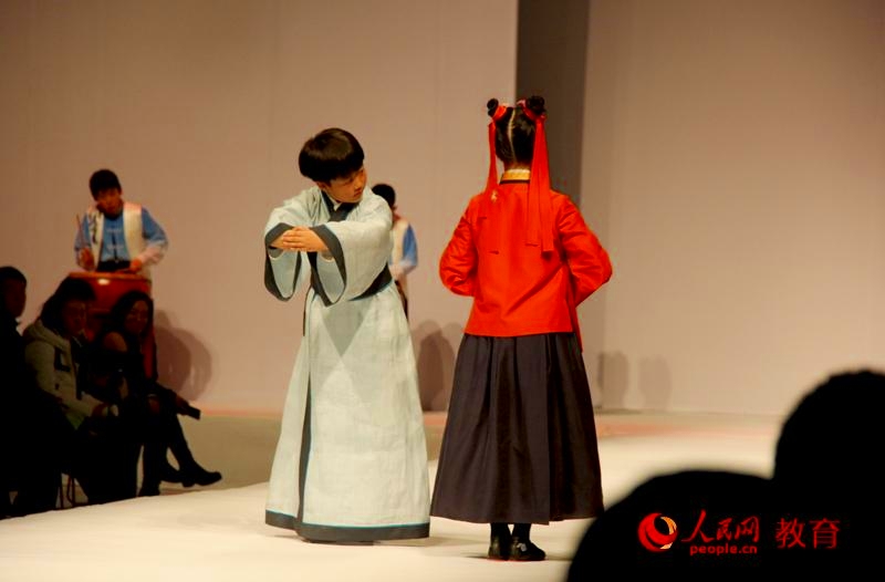 北京市で小中高生100人參加の制服ファッションショー