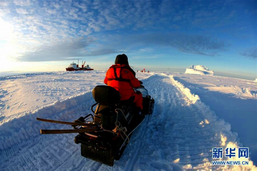 第35回南極科學(xué)観測(cè)隊(duì)が全長(zhǎng)44キロメートルの「氷上輸送路」切り拓く