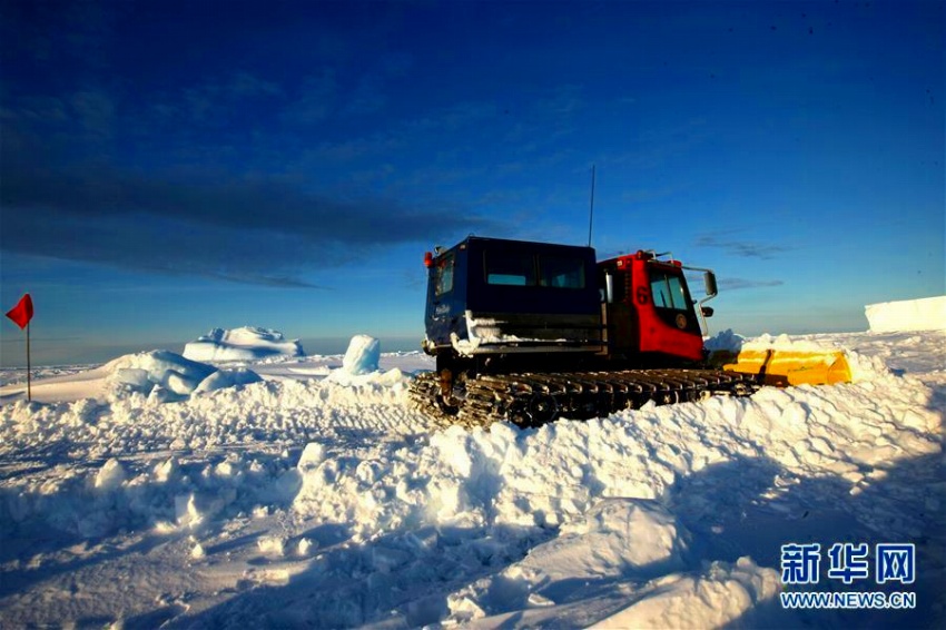 第35回南極科學(xué)観測(cè)隊(duì)が全長(zhǎng)44キロメートルの「氷上輸送路」切り拓く