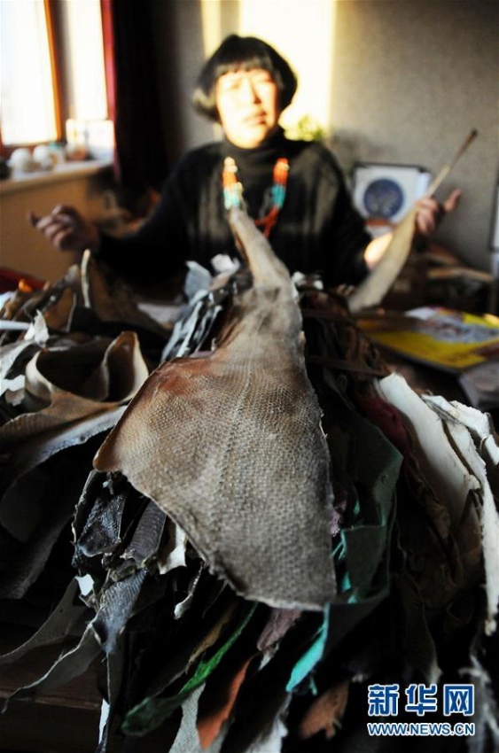 伝統(tǒng)工蕓のホジェン族「魚皮畫」の伝承続けて十?dāng)?shù)年