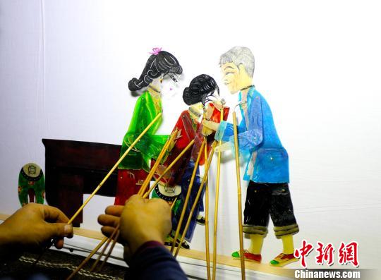 ライブ配信で伝統(tǒng)文化をPRする甘粛省環(huán)県の皮影職人