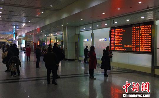 雪の影響でウルムチ國(guó)際空港に旅客3700人が立ち往生