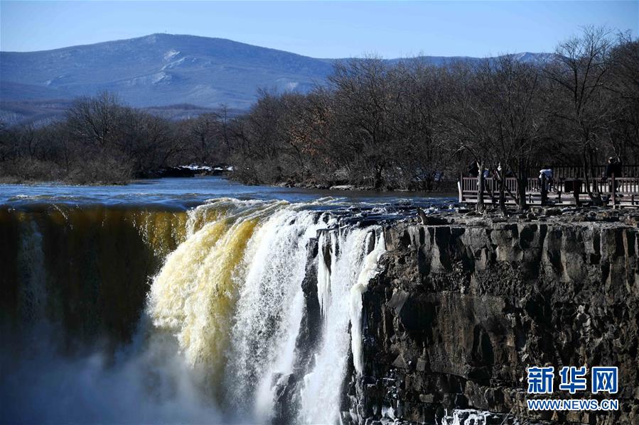 冬場では珍しい水しぶきを上げ流れ落ちる鏡泊湖吊水樓瀑布　黒竜江省