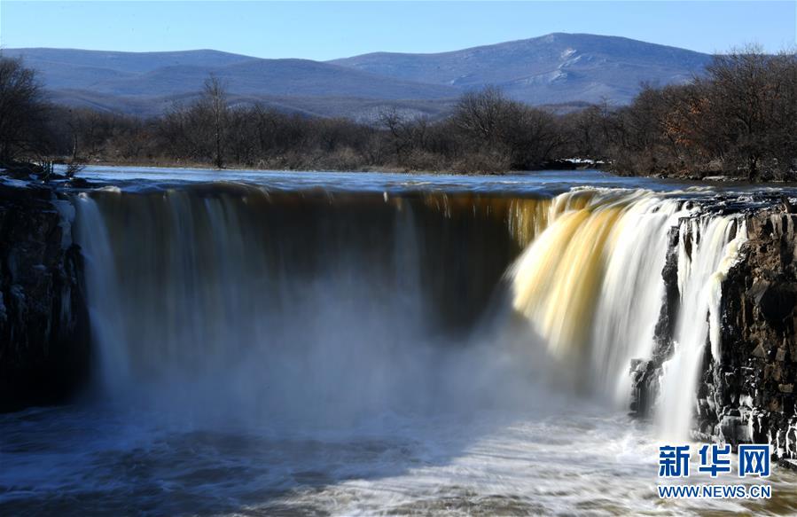 冬場では珍しい水しぶきを上げ流れ落ちる鏡泊湖吊水樓瀑布　黒竜江省