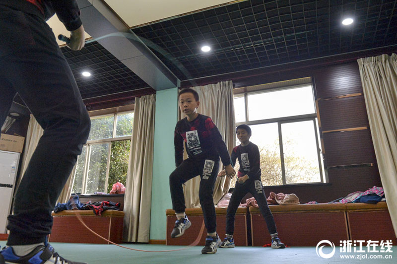 速すぎて見えない？浙江省の小學(xué)生が披露する「超高速」縄跳び