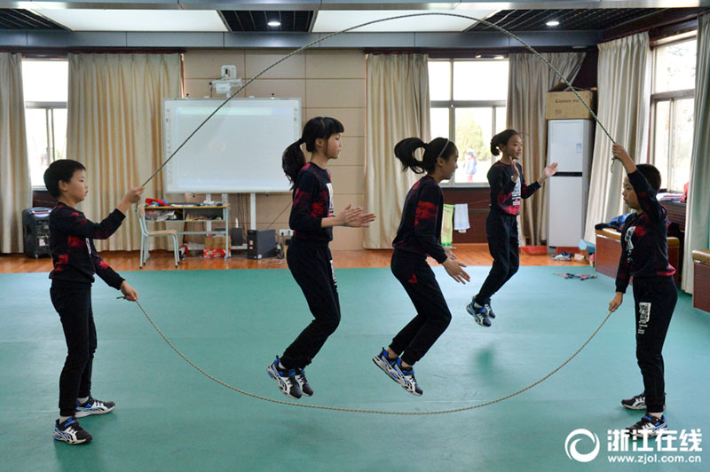 速すぎて見えない？浙江省の小學(xué)生が披露する「超高速」縄跳び