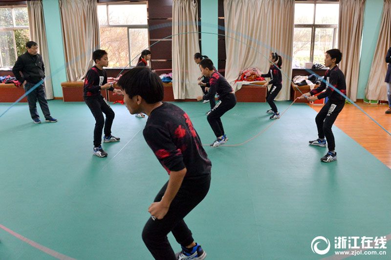 速すぎて見えない？浙江省の小學(xué)生が披露する「超高速」縄跳び