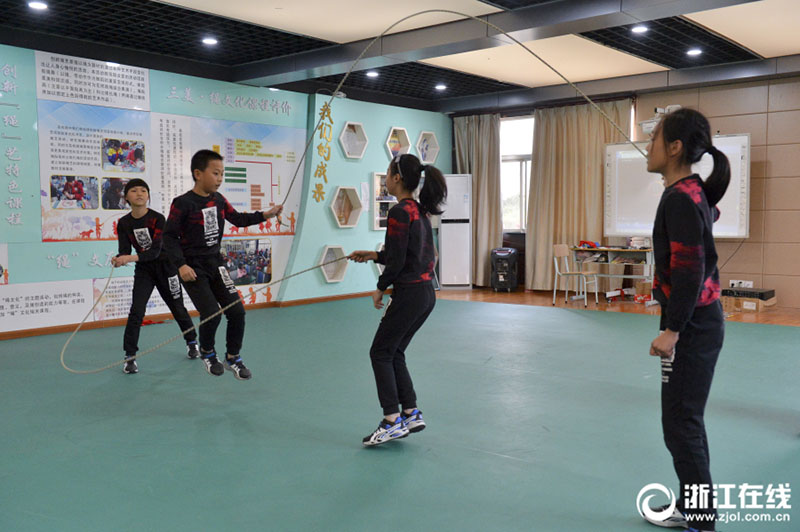 速すぎて見(jiàn)えない？浙江省の小學(xué)生が披露する「超高速」縄跳び