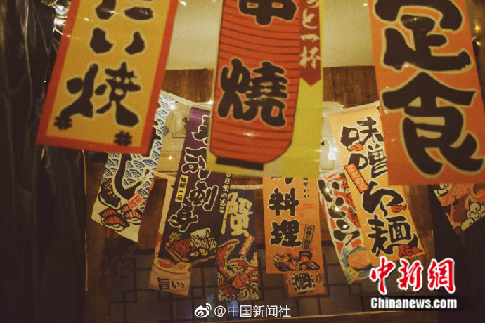 日本の居酒屋風(fēng)インテリアにアレンジされた大學(xué)生寮　四川省