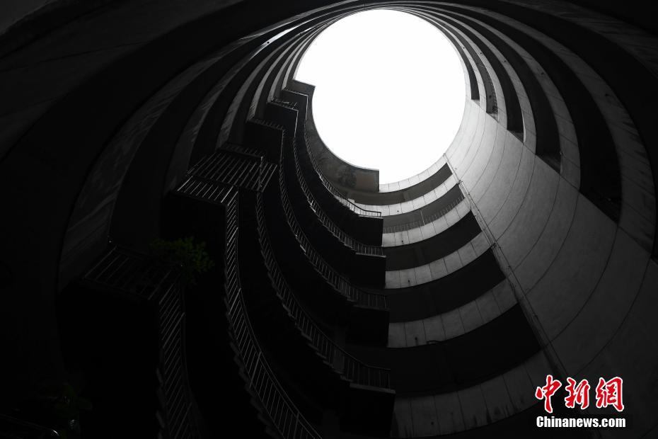 重慶の真ん中空洞の8階建てビル、1階部分を毎日バスが通過