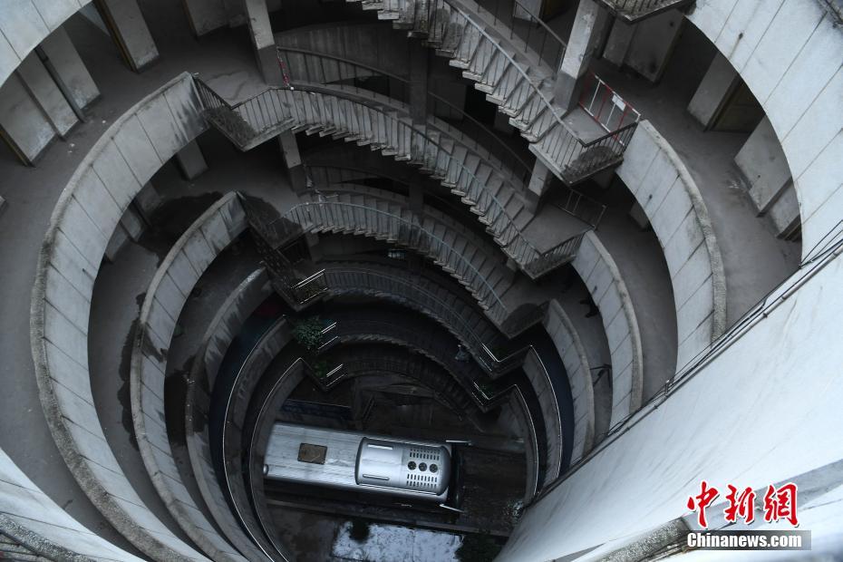 重慶の真ん中空洞の8階建てビル、1階部分を毎日バスが通過(guò)