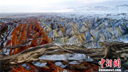 張掖丹霞國家地質(zhì)公園、雪で引き立つ獨(dú)特の美しさ　甘粛省

