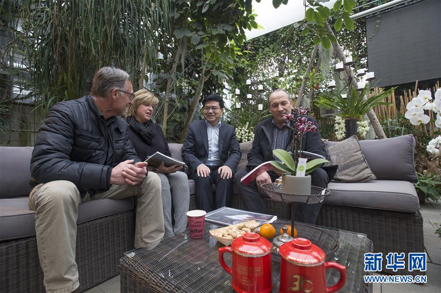 スイスの「中國(guó)ファン」農(nóng)場(chǎng)主は地元の有名人