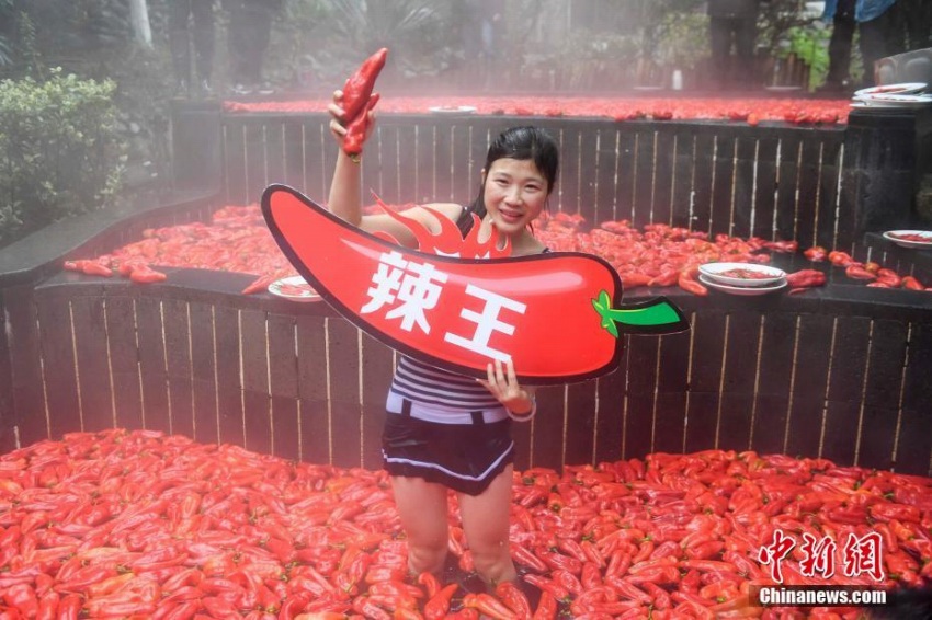 ホットな溫泉でホットなトウガラシ早食いコンテスト　優(yōu)勝者は1分で20本！