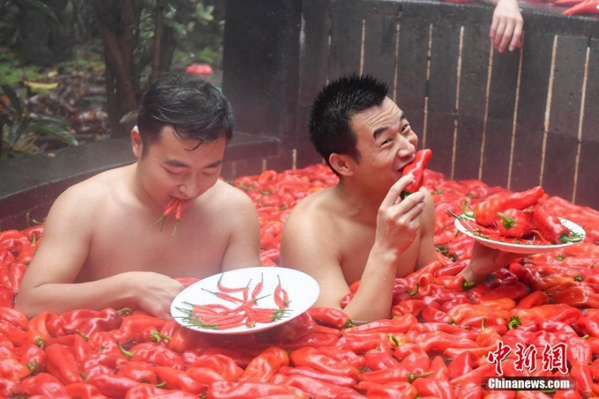 ホットな溫泉でホットなトウガラシ早食いコンテスト　優(yōu)勝者は1分で20本！