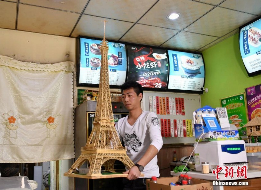 竹ひごに魅せられたワンタン職人の男性、エッフェル塔など作品多數(shù)