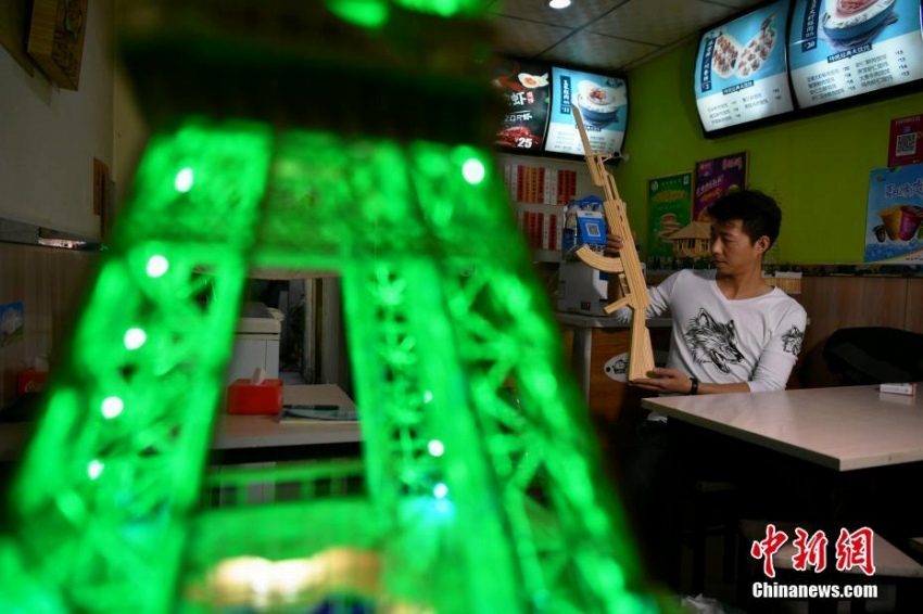 竹ひごに魅せられたワンタン職人の男性、エッフェル塔など作品多數(shù)