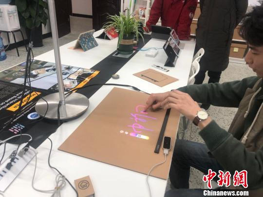 四川省の大學(xué)、ピアノを弾けるクラフトペーパーを開(kāi)発