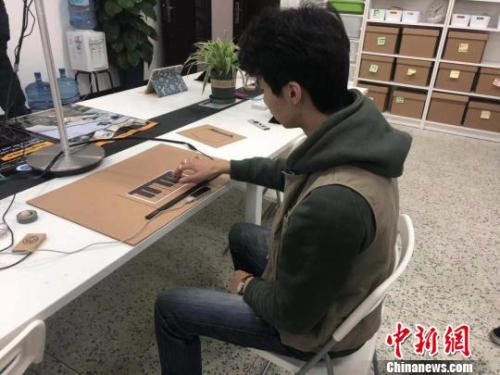 四川省の大學(xué)、ピアノを弾けるクラフトペーパーを開発