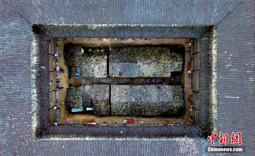 4階建ての建物が囲うように建てられた江西龍南の清代建築「燕翼囲」　