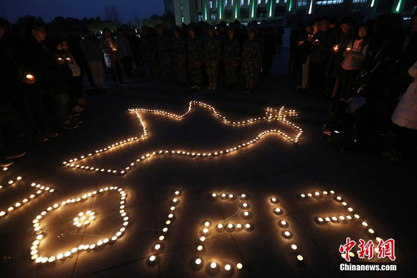 南京大虐殺犠牲者國家追悼日前夜に南京で大學(xué)生がキャンドルイベント