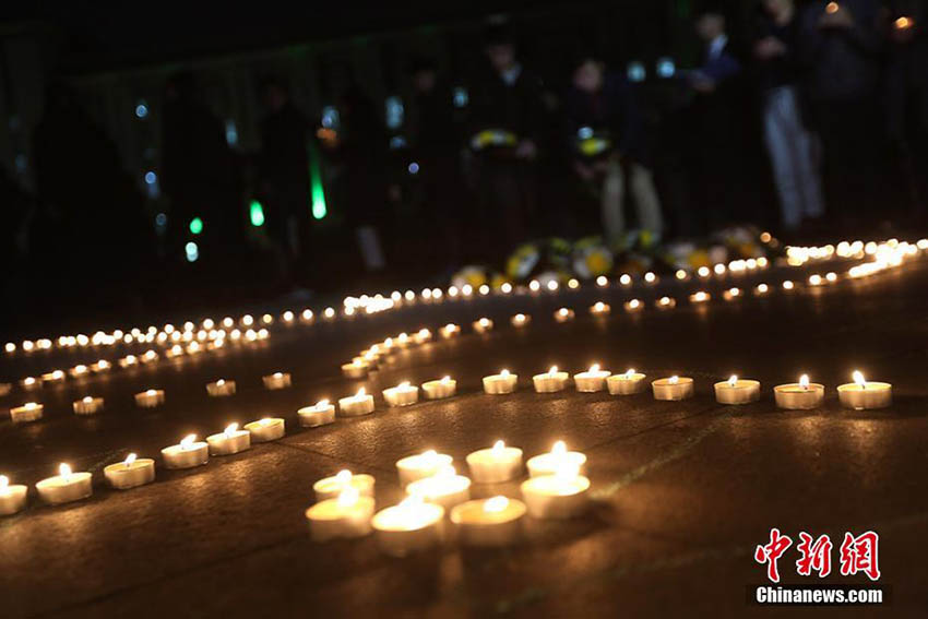 南京大虐殺犠牲者國家追悼日前夜に南京で大學(xué)生がキャンドルイベント