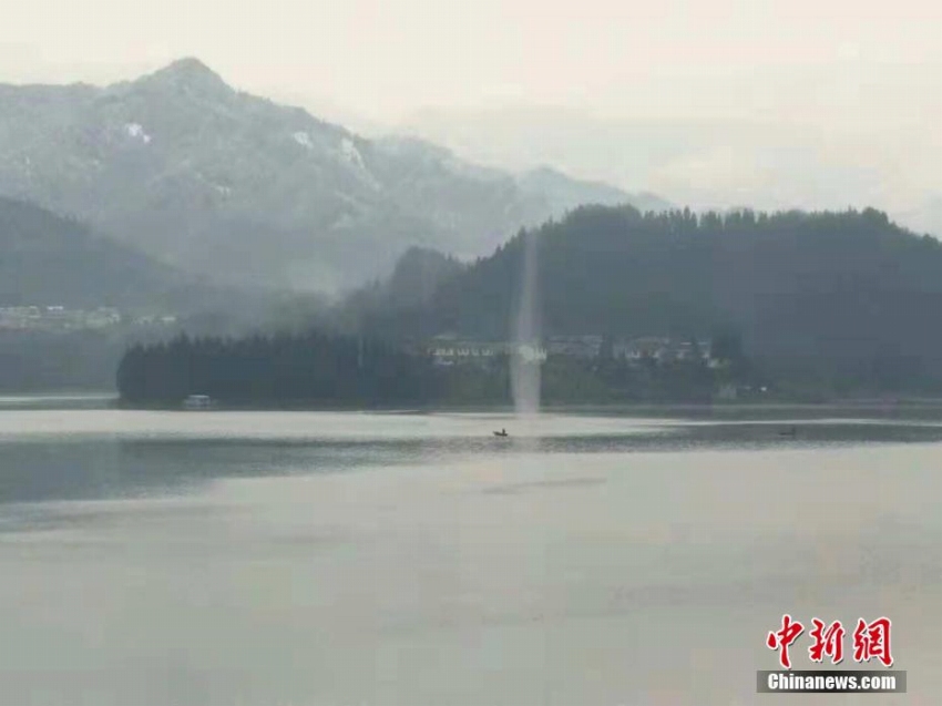 瓦屋山ふもとのダム湖で水面と雲つなぐ水柱「竜吸水」　四川省