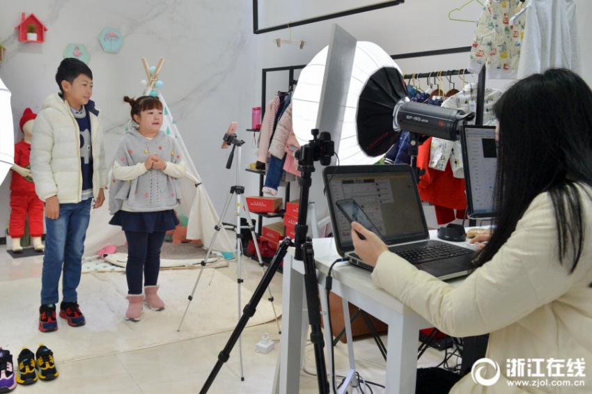 ライブ配信で子供服を販売し、起業(yè)の夢葉えた若き小人癥の夫婦