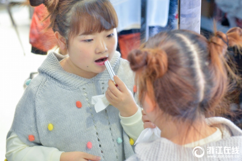 ライブ配信で子供服を販売し、起業(yè)の夢(mèng)葉えた若き小人癥の夫婦