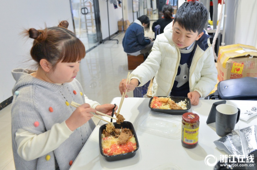 ライブ配信で子供服を販売し、起業(yè)の夢葉えた若き小人癥の夫婦