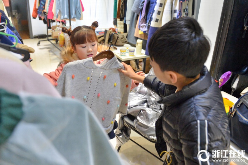 ライブ配信で子供服を販売し、起業(yè)の夢葉えた若き小人癥の夫婦