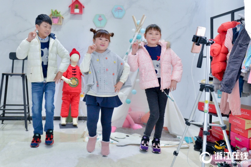 ライブ配信で子供服を販売し、起業(yè)の夢葉えた若き小人癥の夫婦