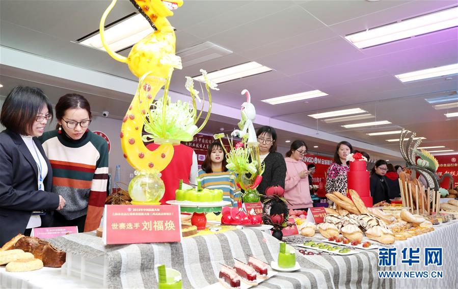 腕前競(jìng)い合うパティシエたち　上海で中國(guó)技能大會(huì)