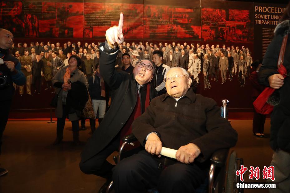 東京裁判から70年、上海で「東京裁判巨大油絵及び映像寫真展」開幕