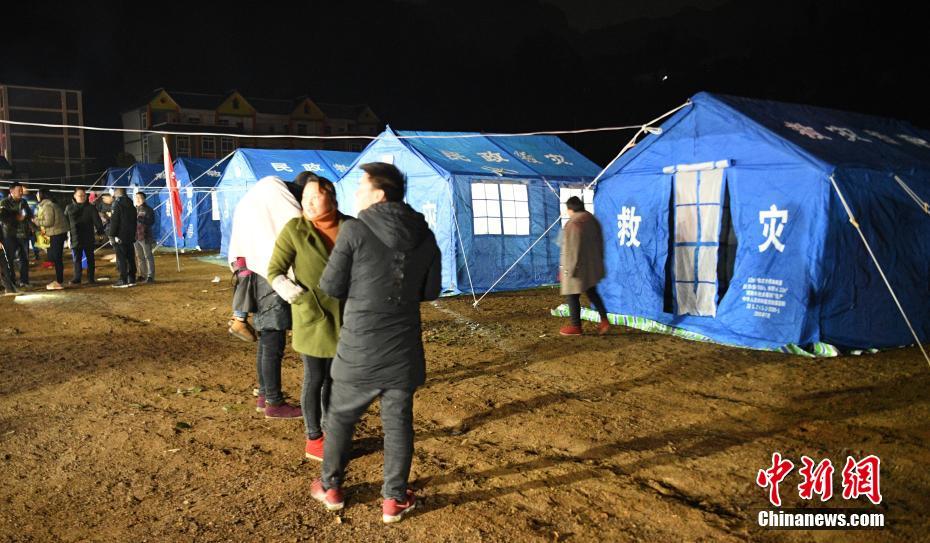 四川省でマグニチュード5.7の地震　たき火で暖を取る被災(zāi)者たち