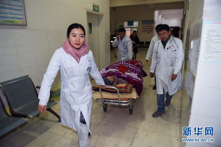 四川省でマグニチュード5.7の地震　たき火で暖を取る被災(zāi)者たち