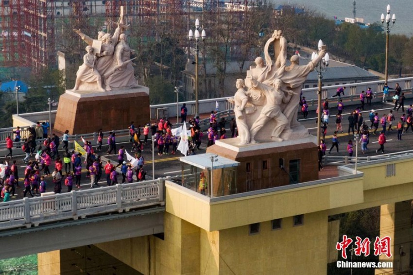 改修工事終えた南京長(zhǎng)江大橋でミニマラソン大會(huì) 江蘇省