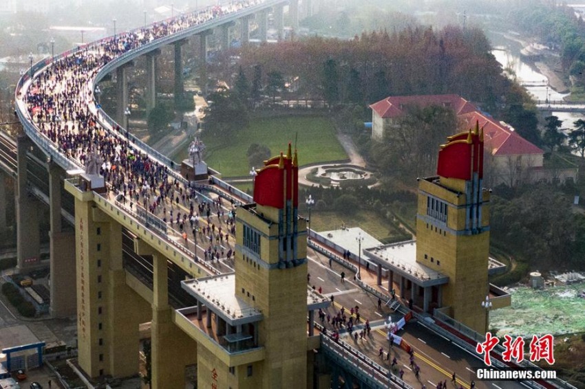 改修工事終えた南京長(zhǎng)江大橋でミニマラソン大會(huì) 江蘇省