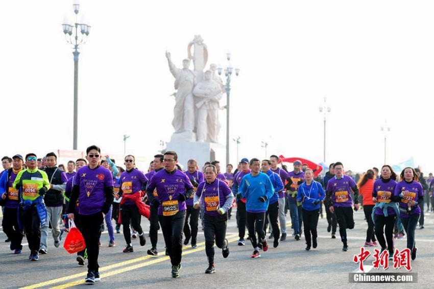 改修工事終えた南京長江大橋でミニマラソン大會 江蘇省