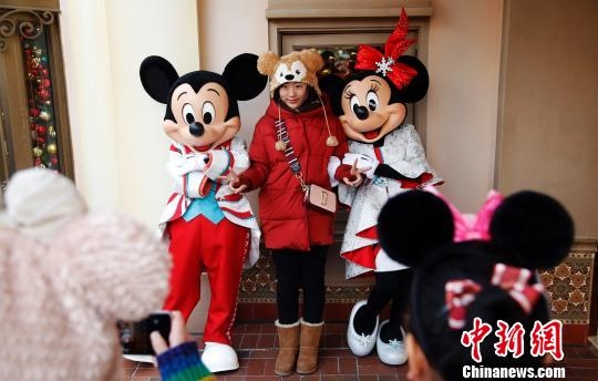 新年の到來祝し、華やかな衣裝のミッキーとミニーが登場(chǎng)　上海市