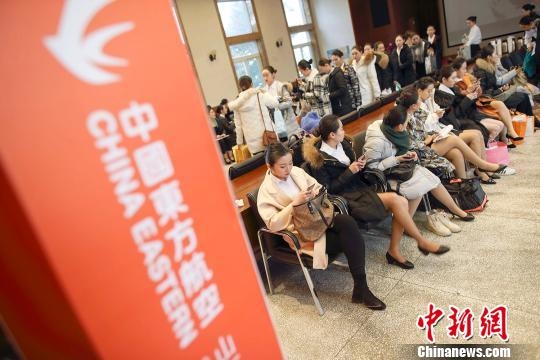 東方航空の客室乗務(wù)員採用試験に美男美女3千人以上　山西省