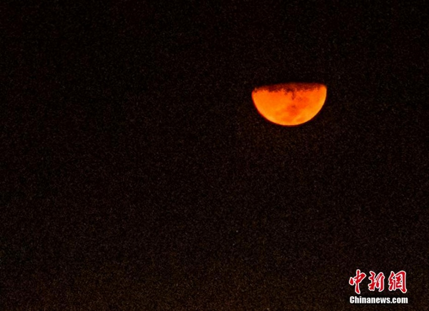 四川省敘永県上空に神秘的な赤色の「ブラッドムーン」