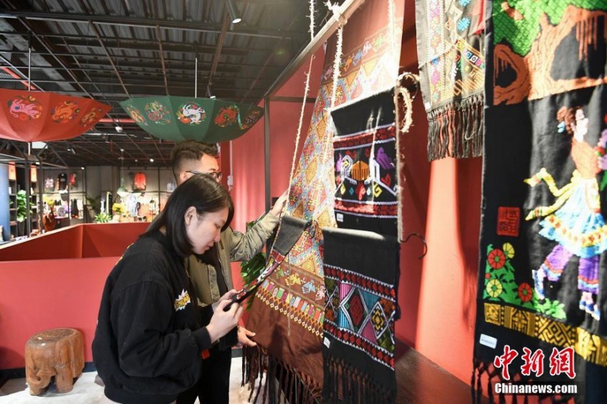 南寧市に無形文化財生活館　スタイリッシュな無形文化財グッズ人気に