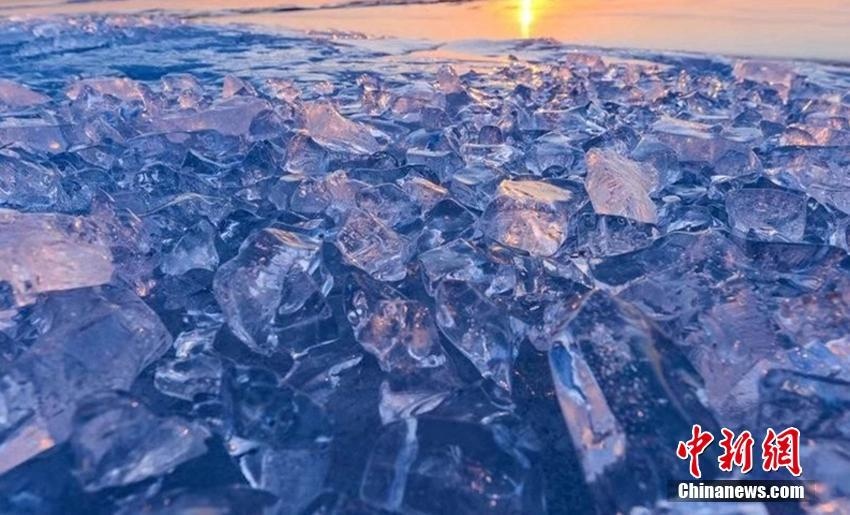 中國とロシアの國境にある最大規(guī)模の湖に美しい青色の氷