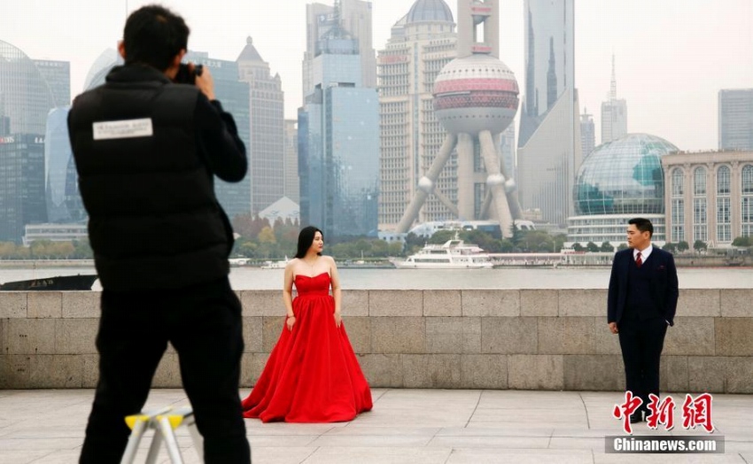 冬の寒さもなんのその！上海外灘でアツアツのウェディングフォト撮影