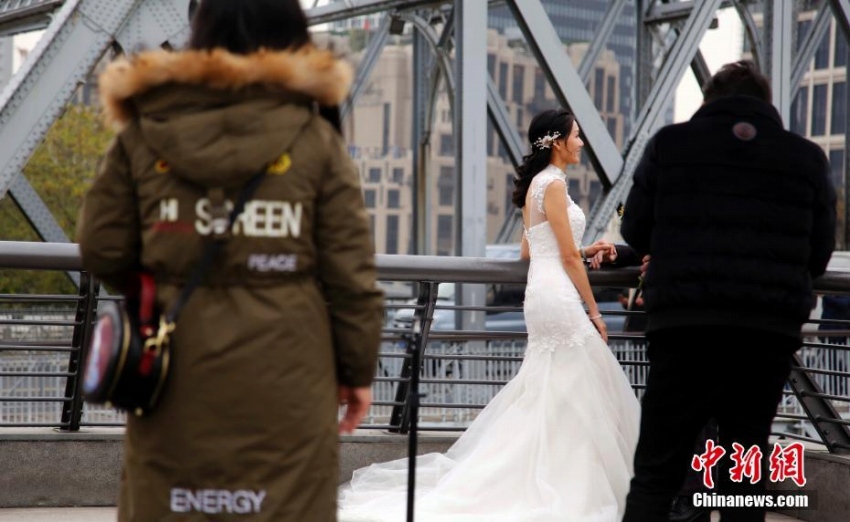 冬の寒さもなんのその！上海外灘でアツアツのウェディングフォト撮影