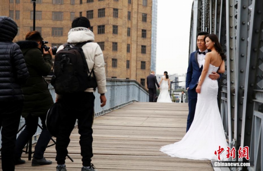 冬の寒さもなんのその！上海外灘でアツアツのウェディングフォト撮影