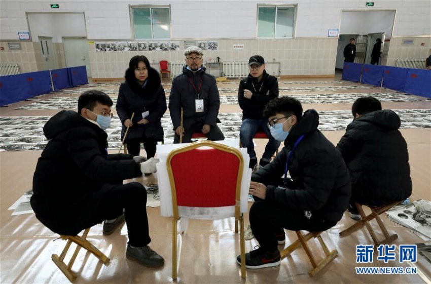 「絵の?！工颉赣兢い恰箳顸c(diǎn)する教員たち　山東省美術(shù)統(tǒng)一試験