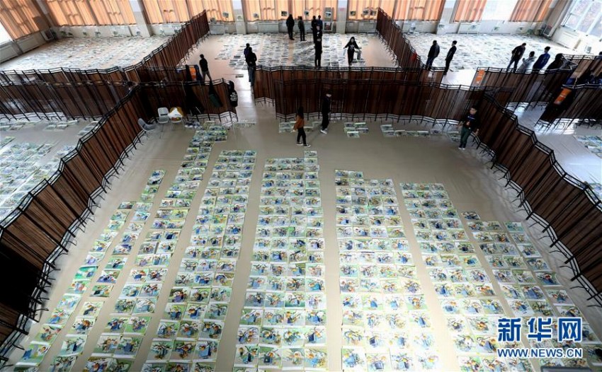 「絵の?！工颉赣兢い恰箳顸cする教員たち　山東省美術(shù)統(tǒng)一試験